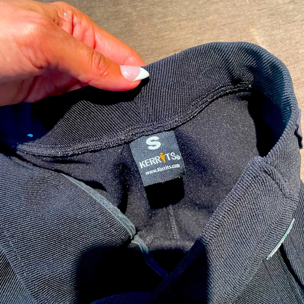 Small black riding pants for outdoors, horses makes you look thin